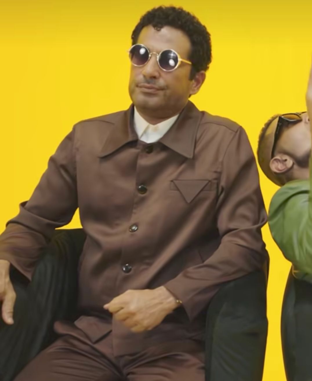 بطريقة طريفة.. أحمد سعد يطرح كليب أخويا بمشاركة شقيقه عمرو سعد - الخليج الان