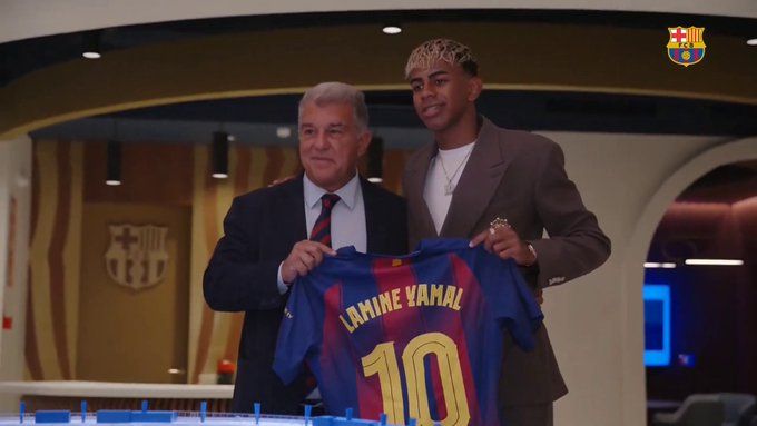 من أجل عيون جدته.. لامين يامال يوقع لبرشلونة حتى 2031 ويستلم قميص ميسي - الخليج الان