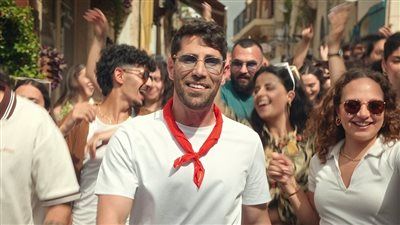 للمرة الثانية بعد ما تيجي سكة.. الجمهور يشارك عزيز مرقة تصوير كليب شايفة ايه - الخليج الان