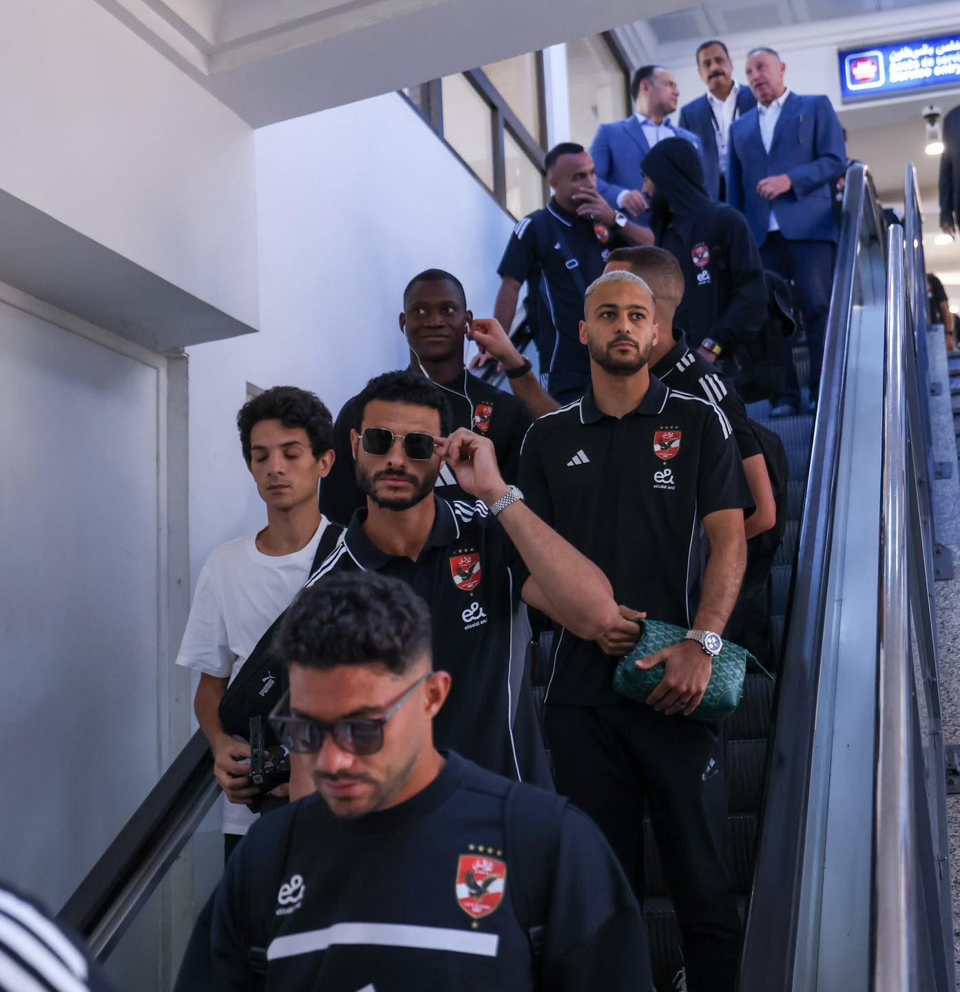 السفير المصري في تونس يستقبل بعثة الأهلي في مطار قرطاج (صور) - الخليج الان