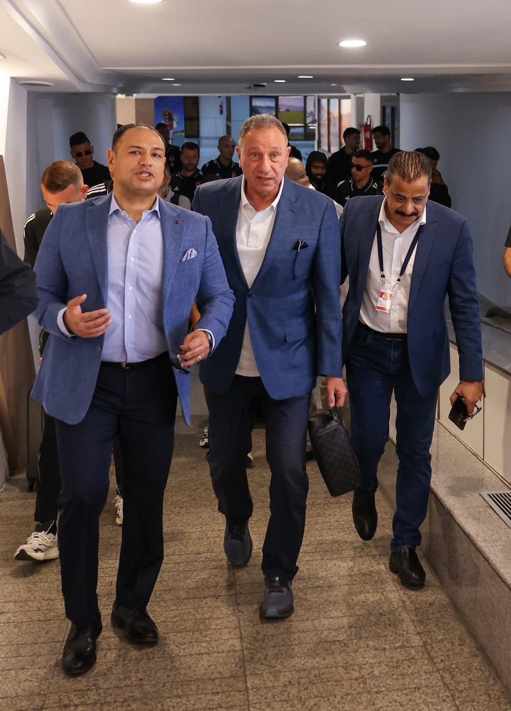 السفير المصري في تونس يستقبل بعثة الأهلي في مطار قرطاج (صور) - الخليج الان