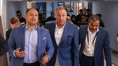 السفير المصري في تونس يستقبل بعثة الأهلي في مطار قرطاج (صور) - الخليج الان