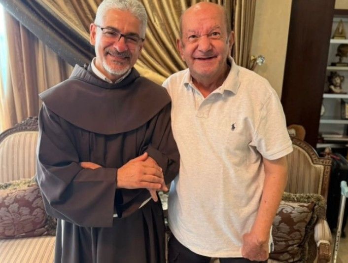 أول ظهور للفنان لطفي لبيب بعد خروجه من العناية المركزة.. صور - الخليج الان