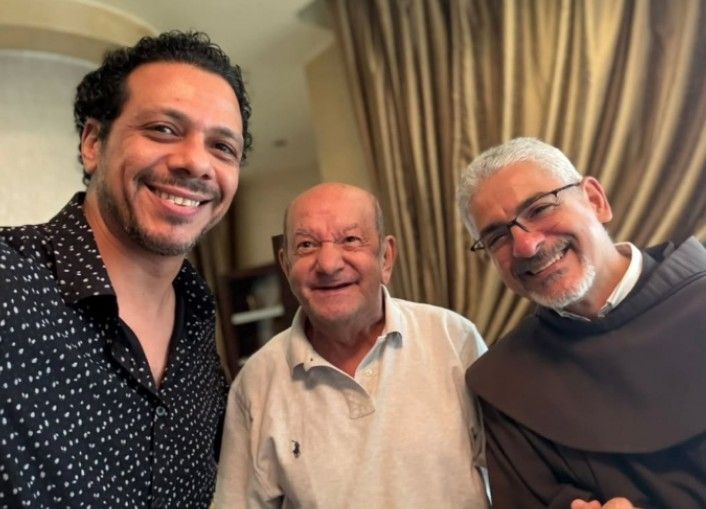 أول ظهور للفنان لطفي لبيب بعد خروجه من العناية المركزة.. صور - الخليج الان