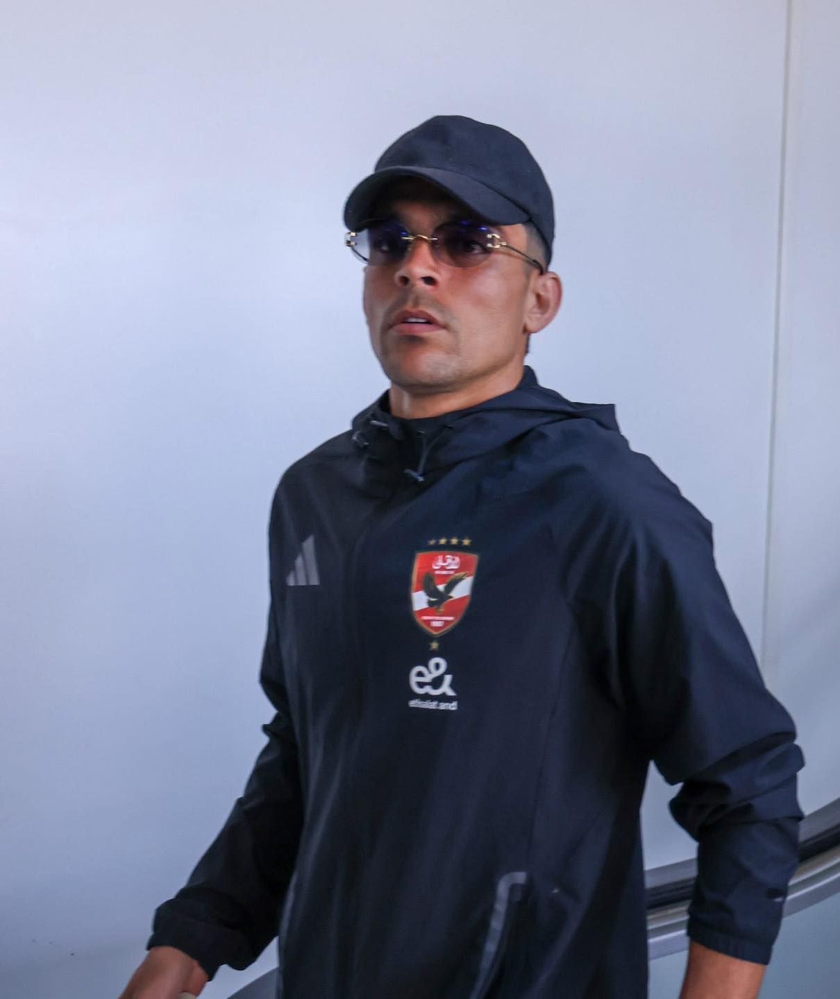 السفير المصري في تونس يستقبل بعثة الأهلي في مطار قرطاج (صور) - الخليج الان