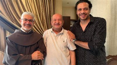 أول ظهور للفنان لطفي لبيب بعد خروجه من العناية المركزة.. صور - الخليج الان