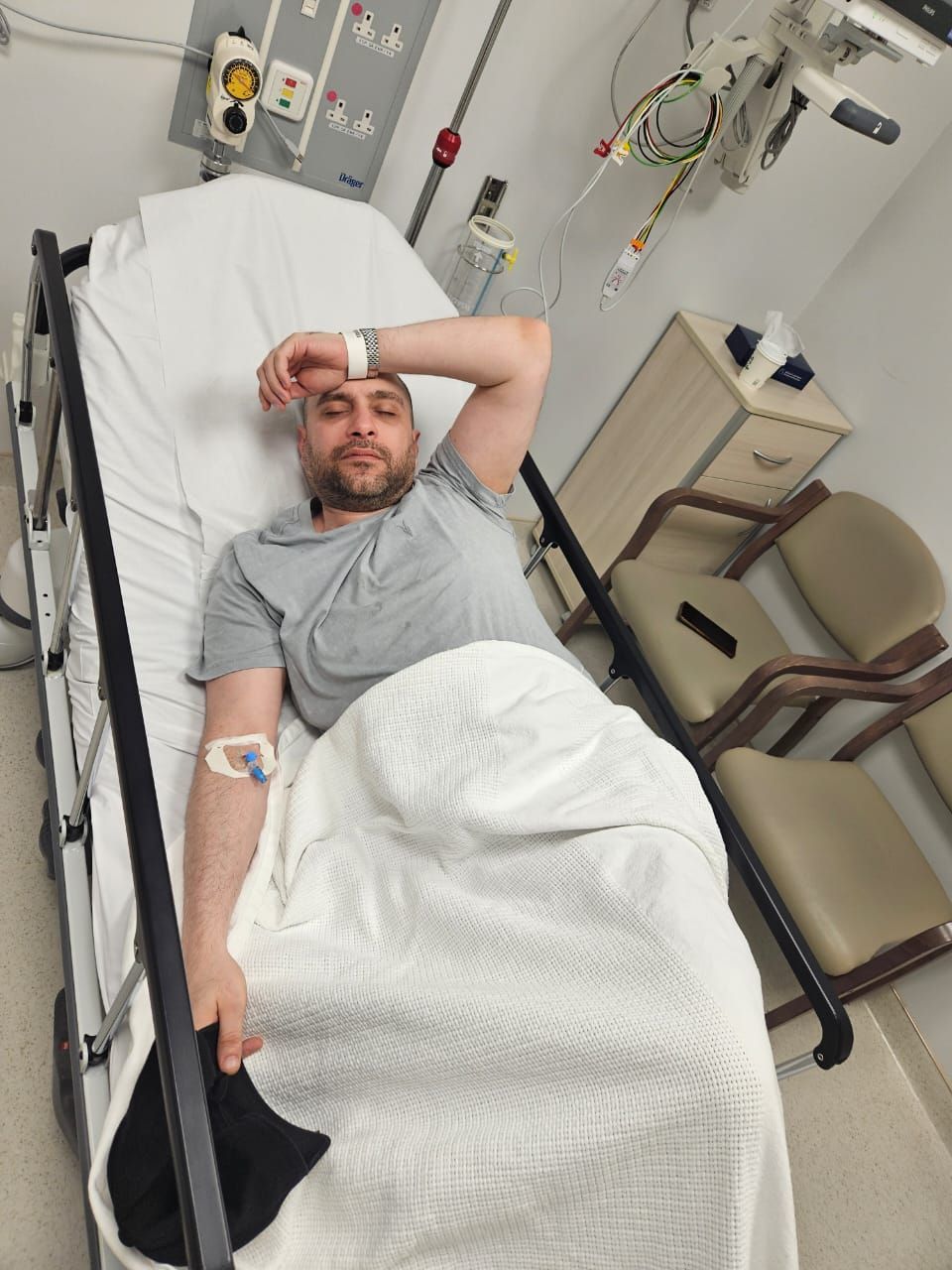 حسام حبيب يتعرض لكسر في القدم قبل أول حفل رسمي له بالسعودية.. صور - الخليج الان