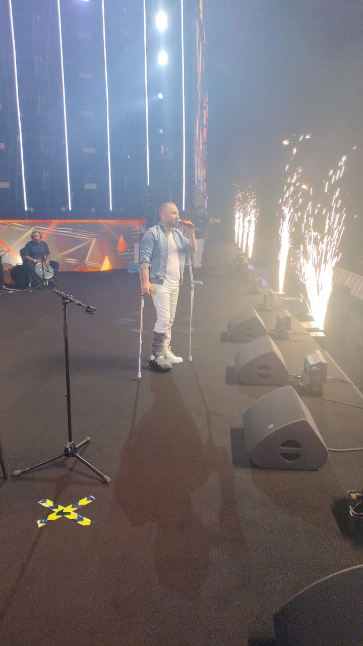 لقطات من حفل حسام حبيب الأول في السعودية.. ظهر بالعكاز ووجه رسالة لـ هيثم شاكر - الخليج الان