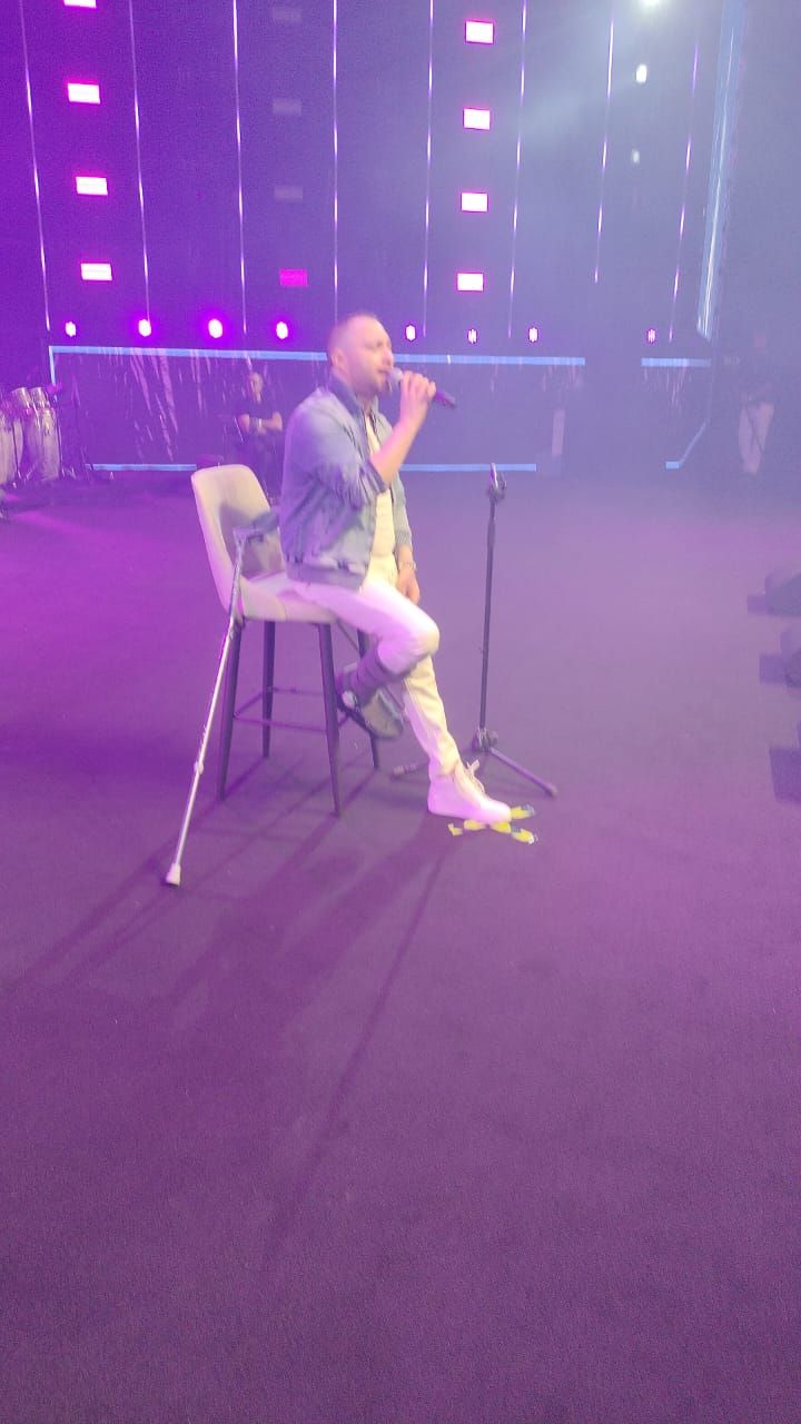 لقطات من حفل حسام حبيب الأول في السعودية.. ظهر بالعكاز ووجه رسالة لـ هيثم شاكر - الخليج الان