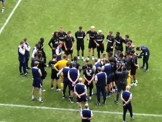 توتنهام هوتسبير يهزم ريدينج بثنائية نظيفة في الظهور الأول للمدرب توماس فرانك - الخليج الان