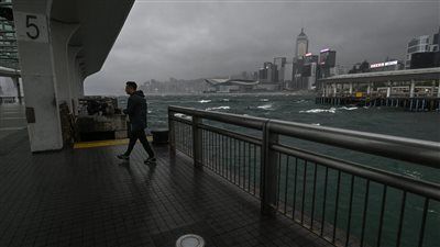 هونج كونج في حالة طوارىء.. إلغاء 500 رحلة جوية وإغلاق المدارس بسبب إعصار ويفا - الخليج الان