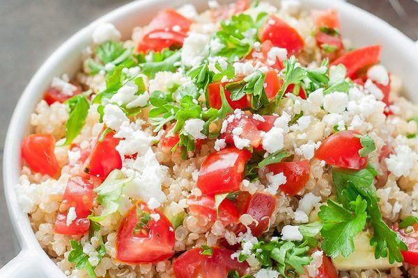 سلطة ملونة.. طريقة عمل سلطة الكينوا بالفلفل الملون انتعاش وسهولة