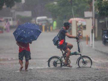 هونج كونج في حالة طوارىء.. إلغاء 500 رحلة جوية وإغلاق المدارس بسبب إعصار ويفا - الخليج الان