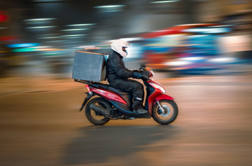 بدءًا من اليوم.. ممنوع على السائقين توصيل أي طلب بالدراجة في السعودية دون هذا الترخيص الإجباري!