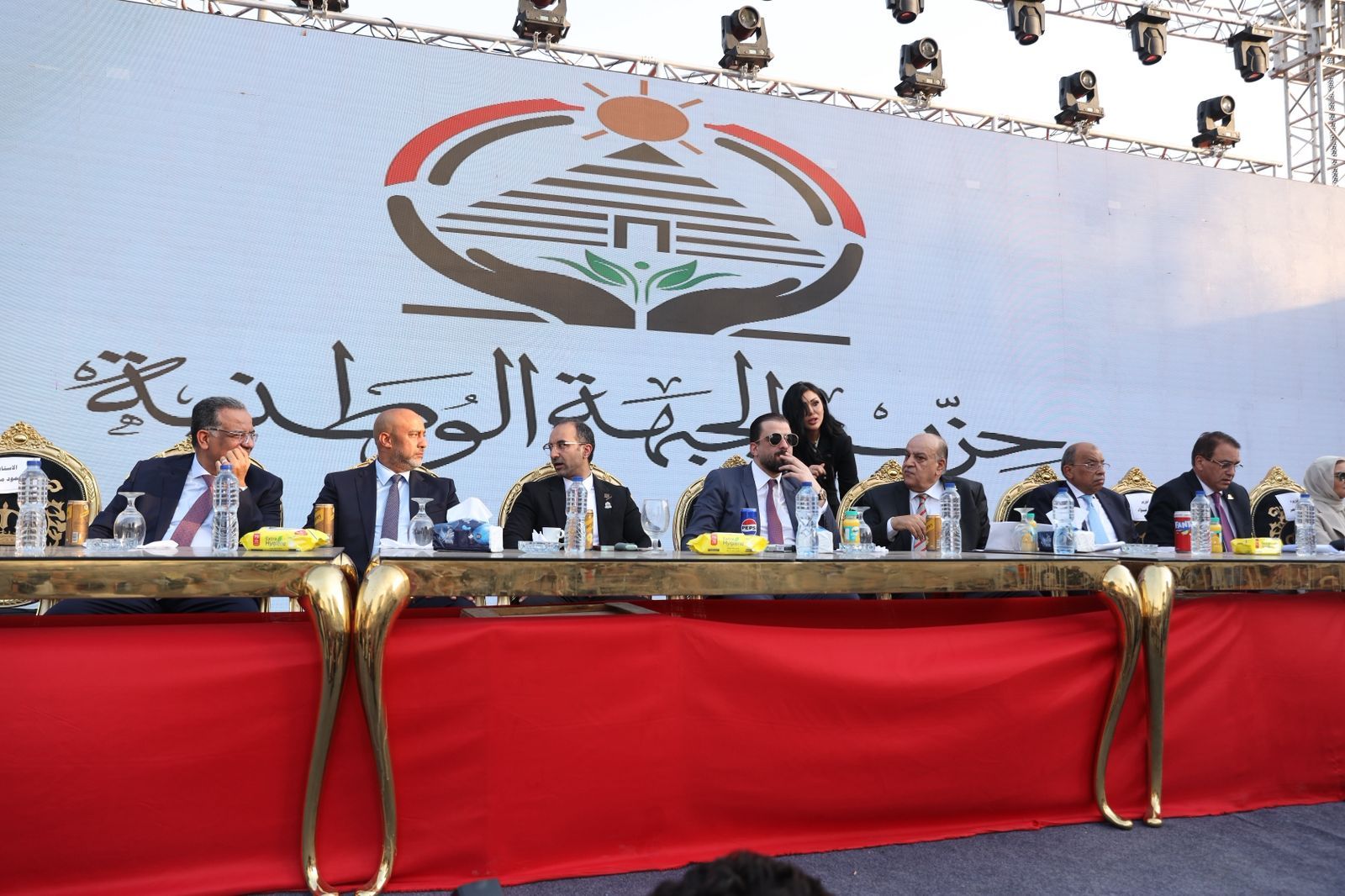 وسط هتافات التأييد.. حزب الجبهة الوطنية يحشد الآلاف في مؤتمر جماهيري بالجيزة - الخليج الان