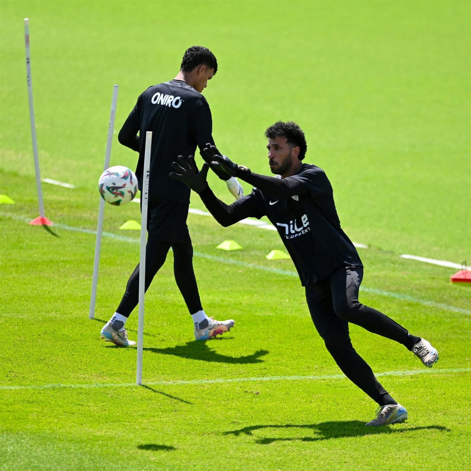 مساعد فيريرا يقود تدريبات الزمالك بفقرة بدنية خفيفة في معسكر الفريق بالعاصمة الإدارية - الخليج الان