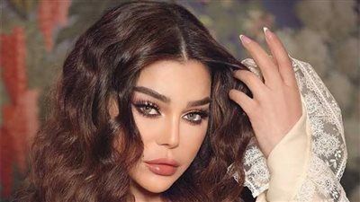 بإطلالات مثيرة للجدل.. فنانة تكسر التقاليد لتحتل الترند - الخليج الان