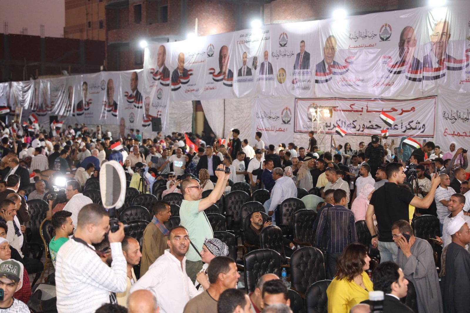 وسط هتافات التأييد.. حزب الجبهة الوطنية يحشد الآلاف في مؤتمر جماهيري بالجيزة - الخليج الان