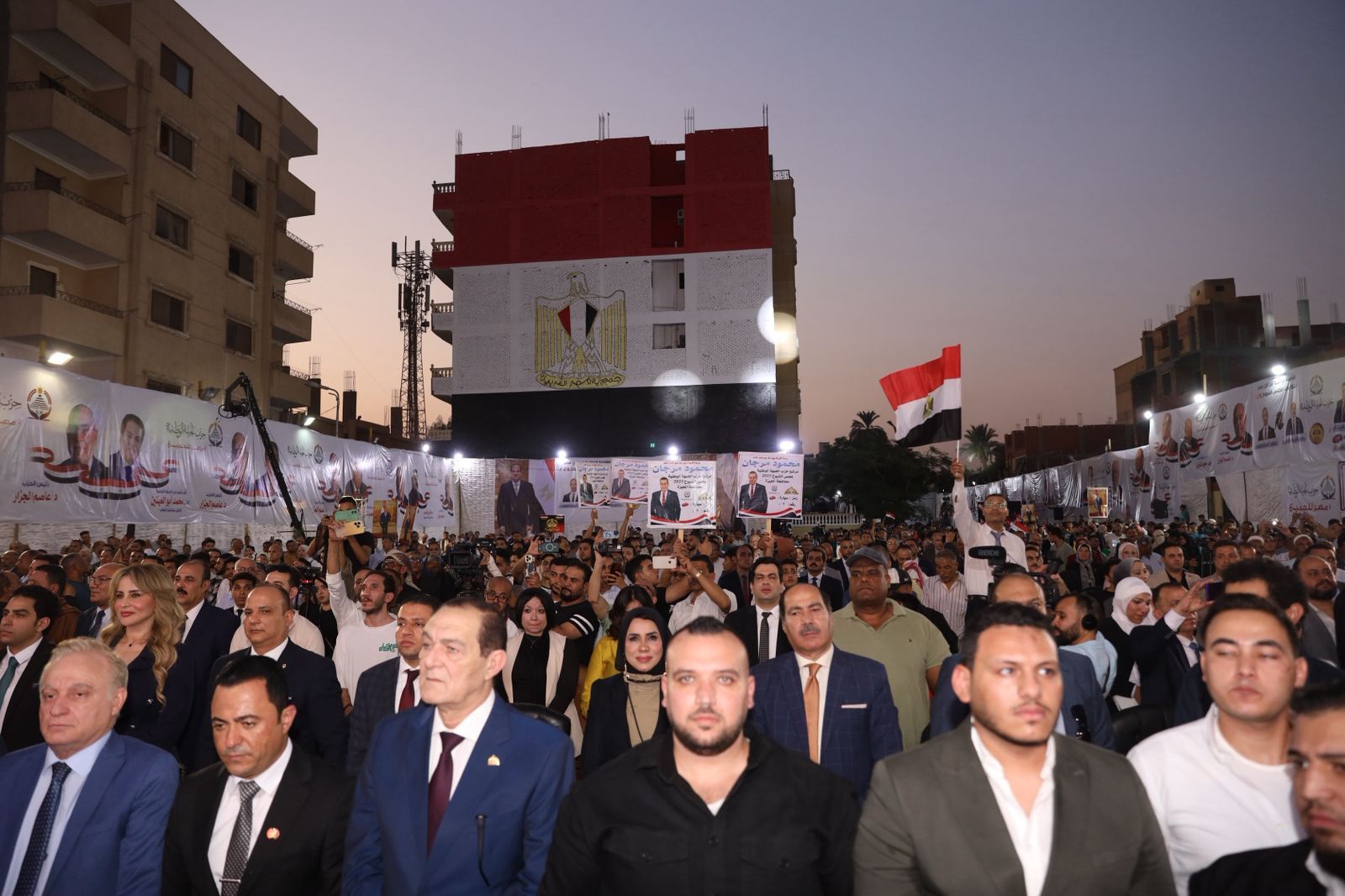 وسط هتافات التأييد.. حزب الجبهة الوطنية يحشد الآلاف في مؤتمر جماهيري بالجيزة - الخليج الان