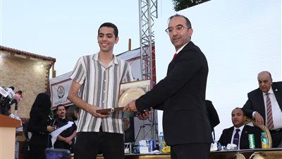 حزب الجبهة الوطنية يكرّم طالب من أوائل الثانوية العامة بمؤتمر الجيزة ضمن مبادرة دعم المتفوقين - الخليج الان