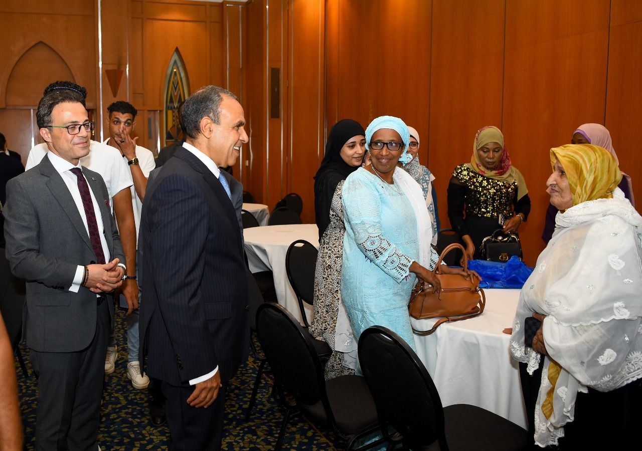 «لقاء مع أبناء الوطن».. وزير الخارجية يلتقي بالجالية المصرية في مالي|صور - الخليج الان
