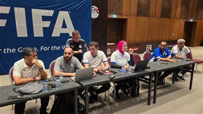 أوسكار رويز يشارك في معسكر حكام var بعد وصوله بساعات - الخليج الان