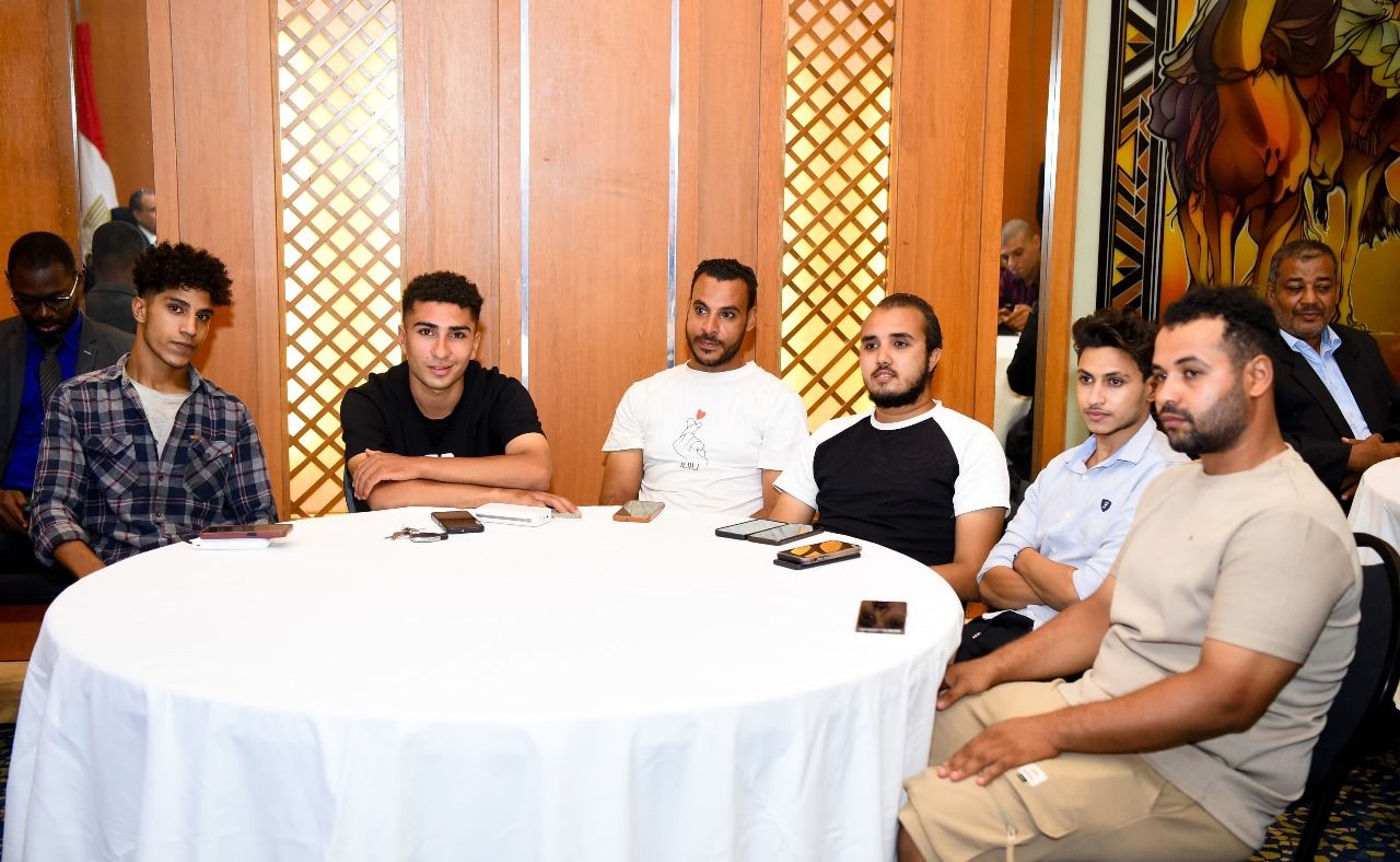 «لقاء مع أبناء الوطن».. وزير الخارجية يلتقي بالجالية المصرية في مالي|صور - الخليج الان