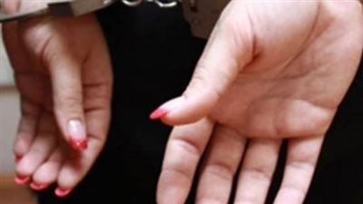 القبض على ربة منزل قتلت طفلة خنقًا لسرقتها في فرشوط بقنا - الخليج الان