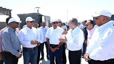 رئيس الوزراء يتفقد محطة التجارب لتحلية مياه البحر بالعلمين الجديدة ويدعو لتعزيز الزراعة بالمياه المحلاة - الخليج الان