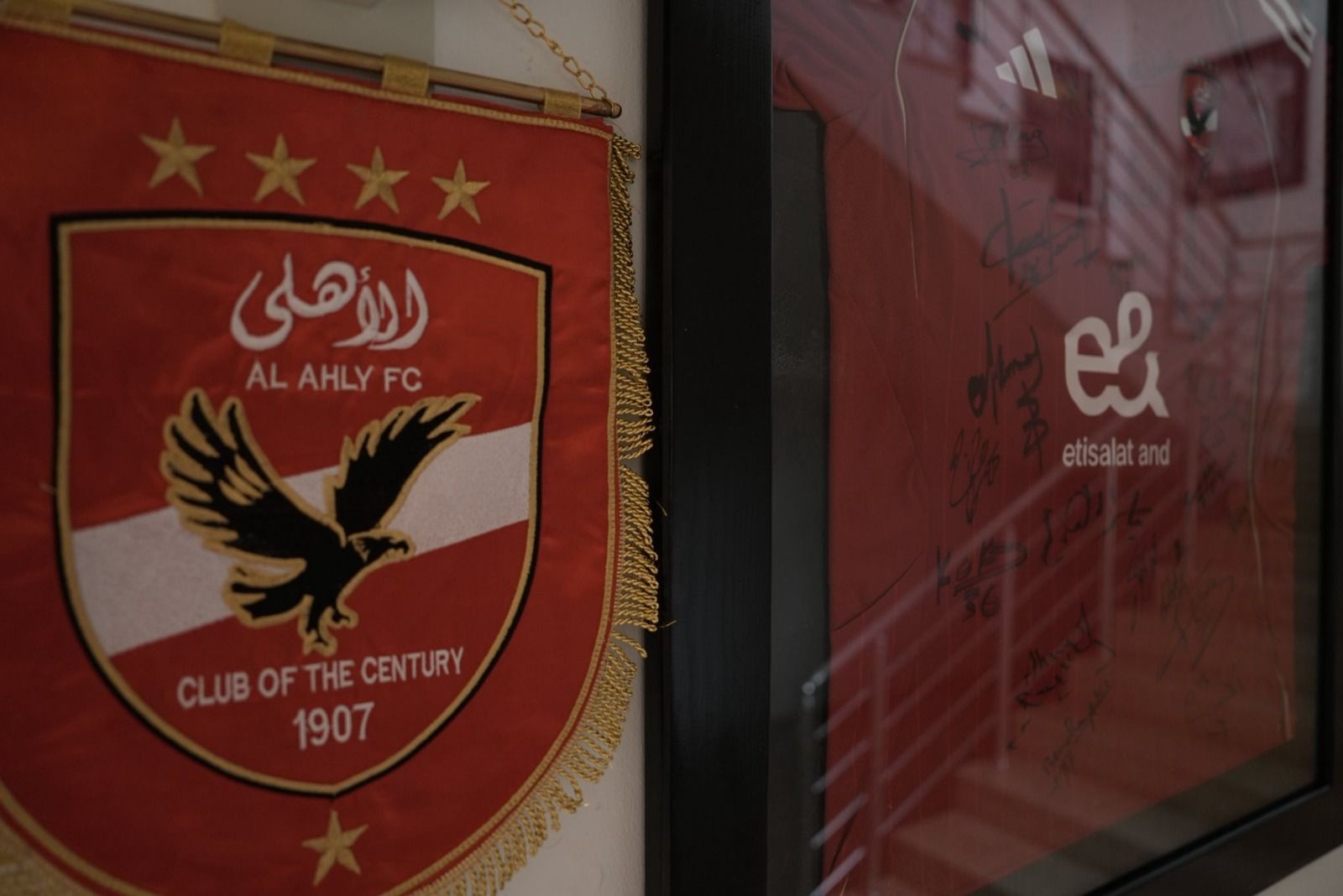 للتاريخ.. فندق إقامة الأهلي في تونس يحتفظ بقميص النادي بتوقيع لاعبي الفريق - الخليج الان