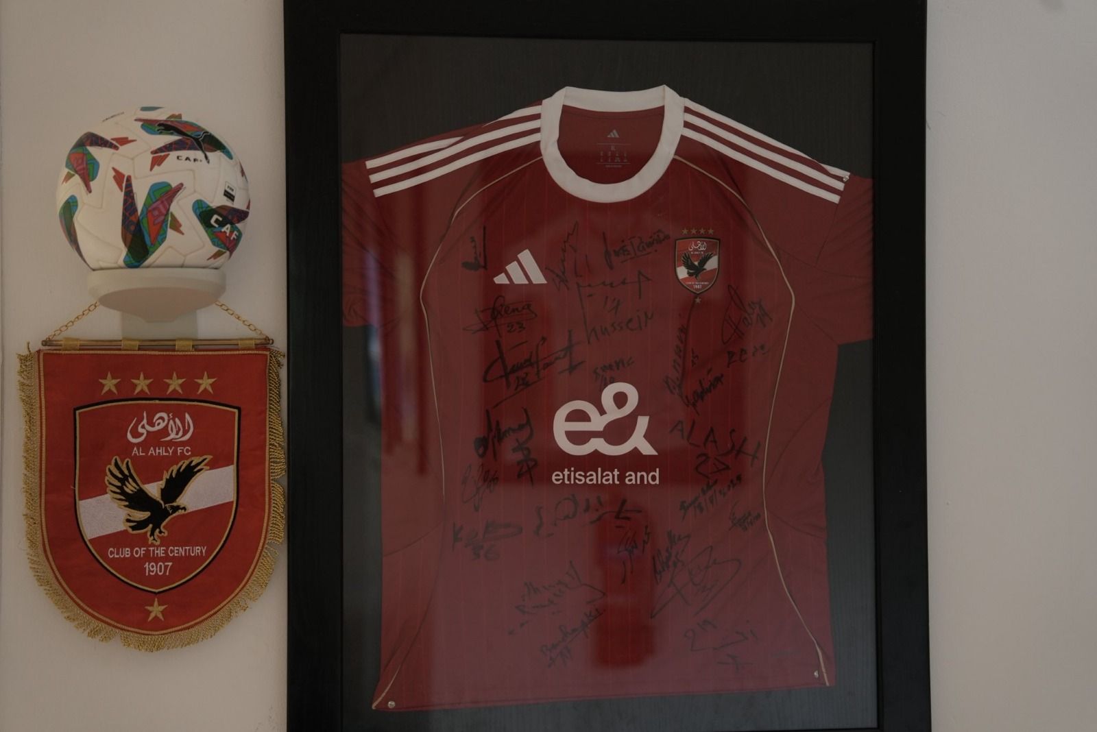 للتاريخ.. فندق إقامة الأهلي في تونس يحتفظ بقميص النادي بتوقيع لاعبي الفريق - الخليج الان