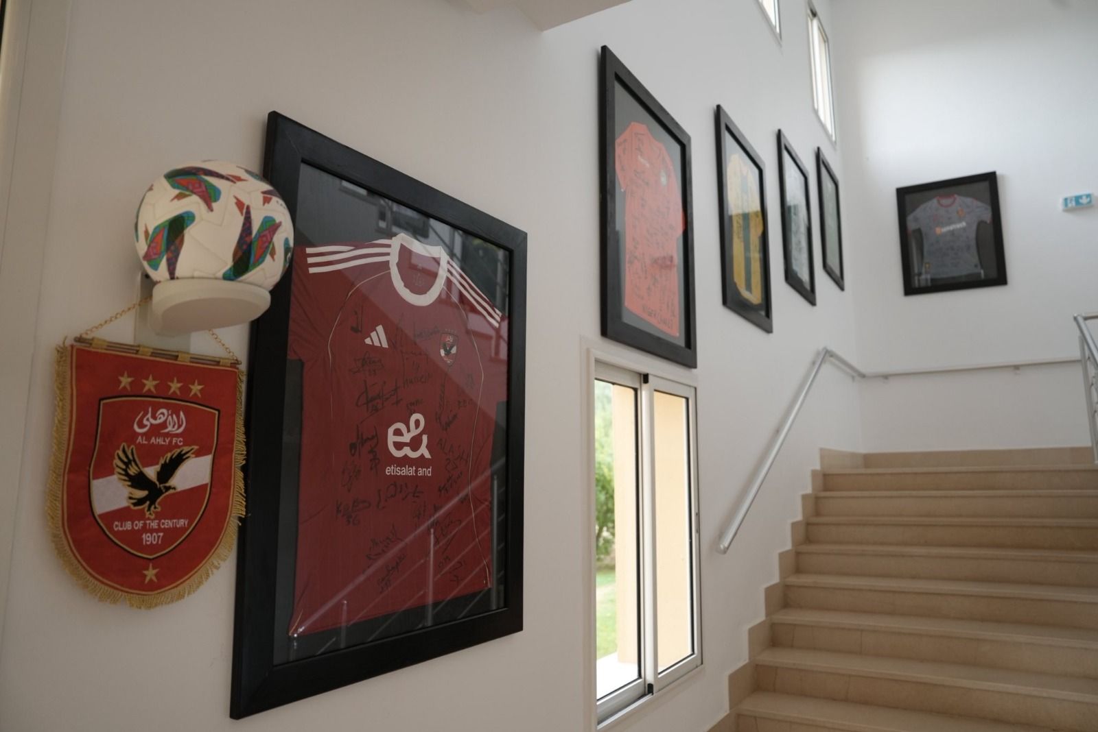 للتاريخ.. فندق إقامة الأهلي في تونس يحتفظ بقميص النادي بتوقيع لاعبي الفريق - الخليج الان