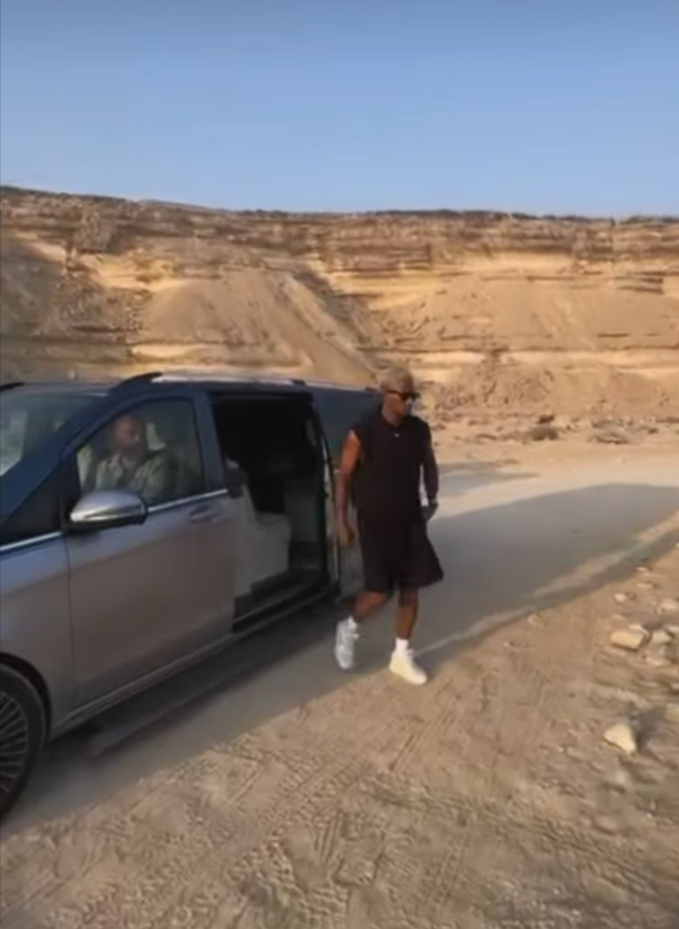 بالصور.. محمد رمضان يكشف عن سيارته الجديدة: الأسطول زاد عربية - الخليج الان