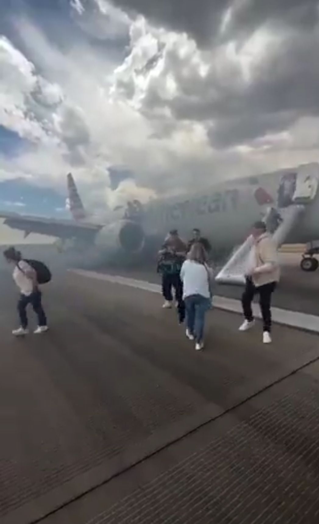 «كارثة جوية».. حريق بطائرة أمريكية بمطار دنفر وهروب 173 راكبًا|صور - الخليج الان