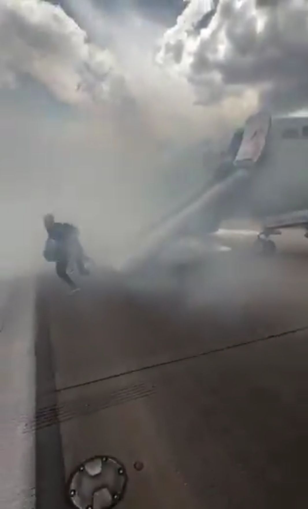 «كارثة جوية».. حريق بطائرة أمريكية بمطار دنفر وهروب 173 راكبًا|صور - الخليج الان