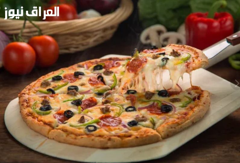 البيتزا البيتي بطريقة المحلات.. العجينة الهشة والصلصة الحكاية والموتزاريلا السايحة اللي بتغري العين قبل البُق