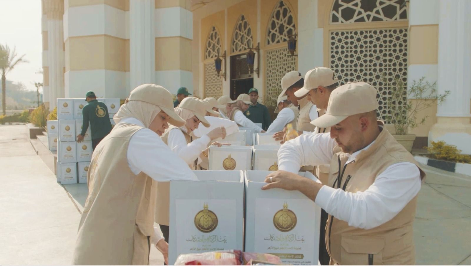 بتوجيهات شيخ الأزهر.. قافلة عاجلة من «بيت الزكاة والصدقات» محملة بآلاف الأطنان من المواد ‏الغذائية والإغاثية في طريقها إلى غزة‏ - الخليج الان