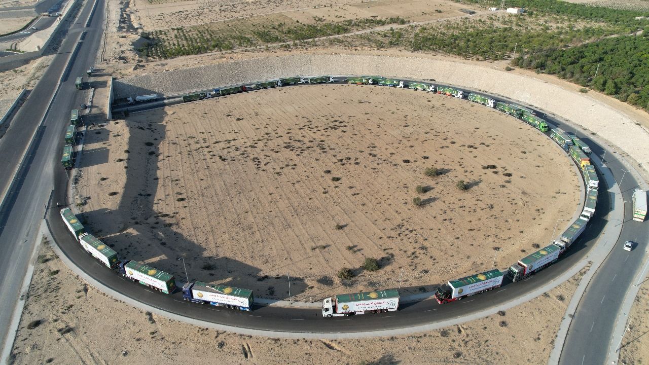 بتوجيهات شيخ الأزهر.. قافلة عاجلة من «بيت الزكاة والصدقات» محملة بآلاف الأطنان من المواد ‏الغذائية والإغاثية في طريقها إلى غزة‏ - الخليج الان