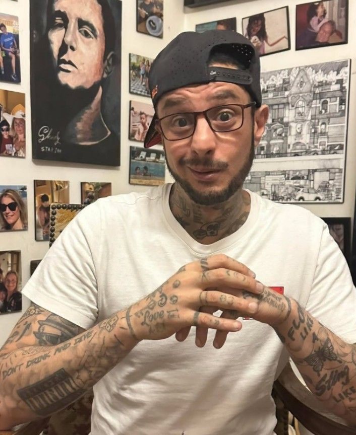 بالنضارة والوشوم.. الصور الأولى لـ أحمد الفيشاوي من تحضيرات فيلم سفاح التجمع - الخليج الان