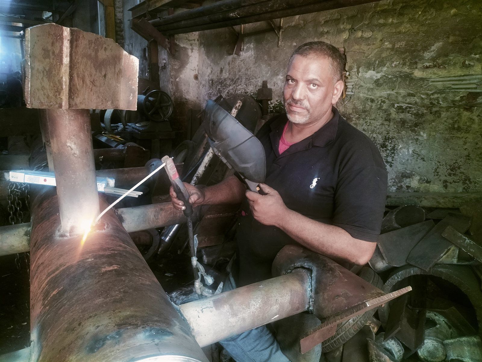 تعلمتها منذ 30 عاماً.. العم «عطيه» أسطور الحدادة بالشرقية : تزوجت وربيت ولادى منها - الخليج الان