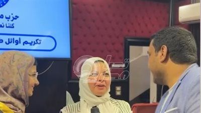 فرحة والدة الثامنة على الثانوية في احتفالية مستقبل وطن: ابنتي كرمت في الشهادة الإعدادية من الحزب ومكافاة رحلة العمرة أثلجت قلبي (فيديو) - الخليج الان