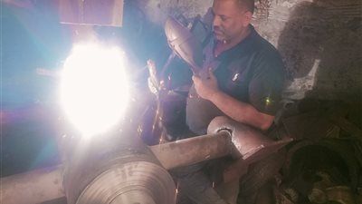 تعلمتها منذ 30 عاماً.. العم «عطيه» أسطور الحدادة بالشرقية : تزوجت وربيت ولادى منها - الخليج الان