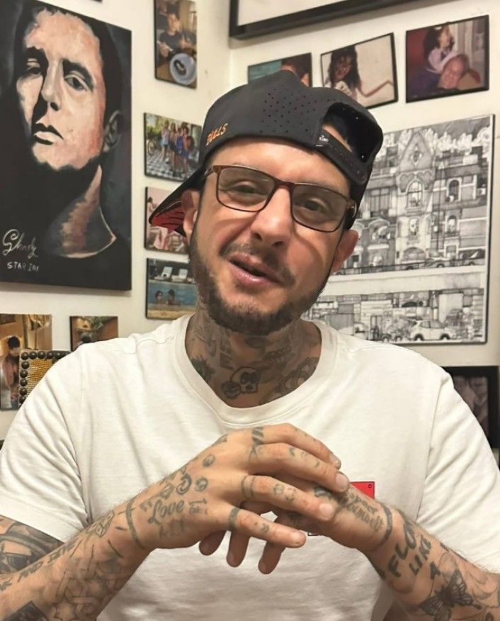 بالنضارة والوشوم.. الصور الأولى لـ أحمد الفيشاوي من تحضيرات فيلم سفاح التجمع - الخليج الان