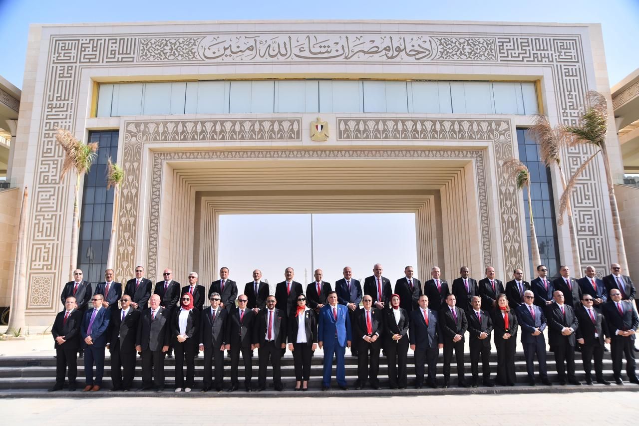 مرشحو حماة الوطن لانتخابات الشيوخ يلتقطون صورا تذكارية أمام ساحة الشعب بالعاصمة الإدارية استعدادا للمؤتمر الجماهيري الختامي - الخليج الان