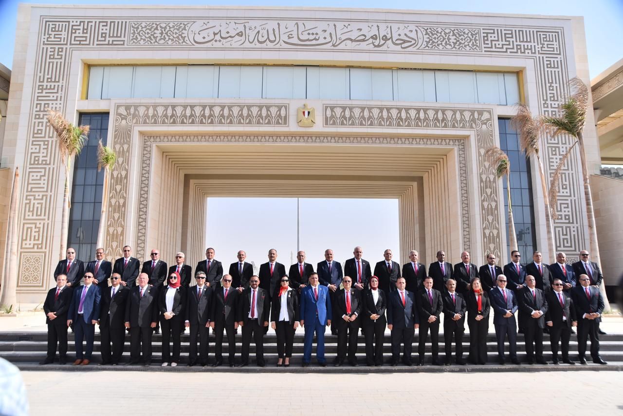 مرشحو حماة الوطن لانتخابات الشيوخ يلتقطون صورا تذكارية أمام ساحة الشعب بالعاصمة الإدارية استعدادا للمؤتمر الجماهيري الختامي - الخليج الان