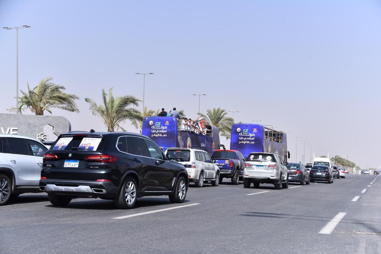 مرشحو حماة الوطن لانتخابات الشيوخ يلتقطون صورا تذكارية أمام ساحة الشعب بالعاصمة الإدارية استعدادا للمؤتمر الجماهيري الختامي - الخليج الان