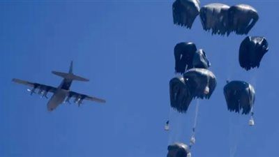 مساعدات جوية للعرض فقط.. أطفال غزة يأكلون أوراق الأشجار والطائرات تلتقط الصور - الخليج الان