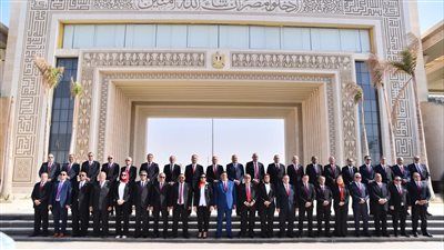 مرشحو حماة الوطن لانتخابات الشيوخ يلتقطون صورا تذكارية أمام ساحة الشعب بالعاصمة الإدارية استعدادا للمؤتمر الجماهيري الختامي - الخليج الان