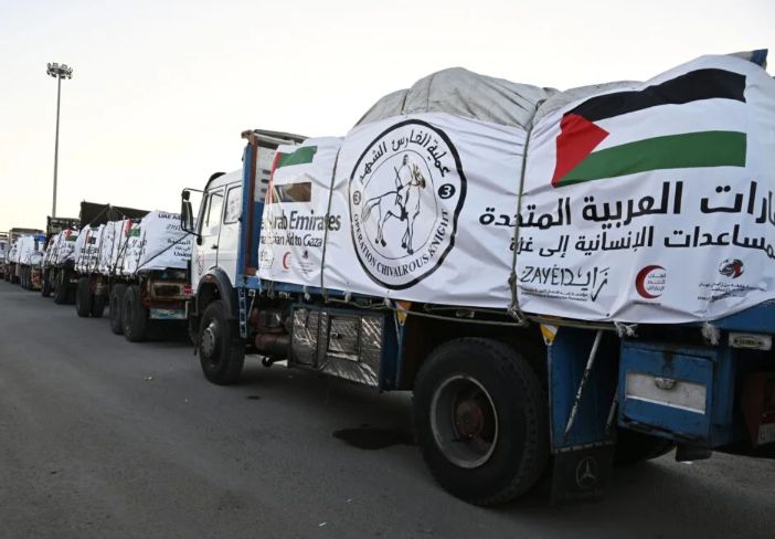 الإمارات تعلن دخول 38 شاحنة مساعدات إنسانية إلى غزة ضمن عملية الفارس الشهم 3 - الخليج الان