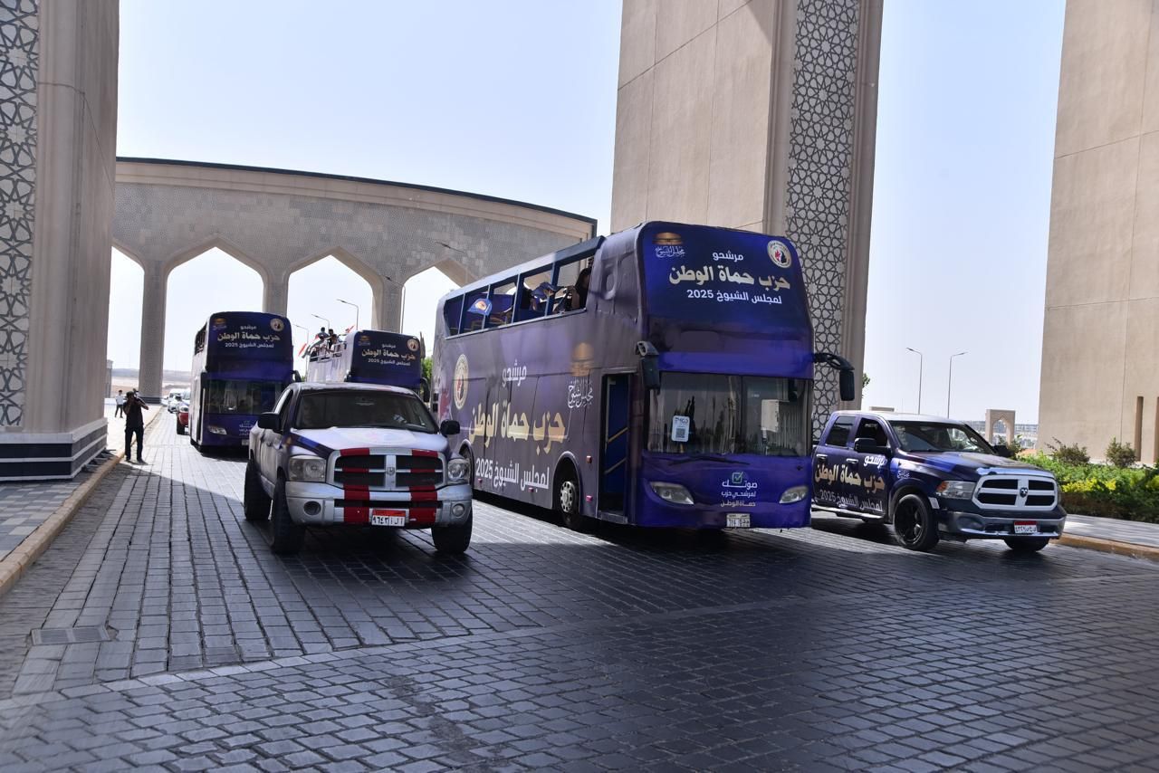 مرشحو حماة الوطن لانتخابات الشيوخ يلتقطون صورا تذكارية أمام ساحة الشعب بالعاصمة الإدارية استعدادا للمؤتمر الجماهيري الختامي - الخليج الان